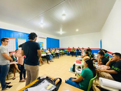 Professor Matheus Rocha, realiza seminário sobre boas práticas de atendimento ao cliente, com a turma do Primeiro Módulo do Curso de Administração na Forma Subsequente