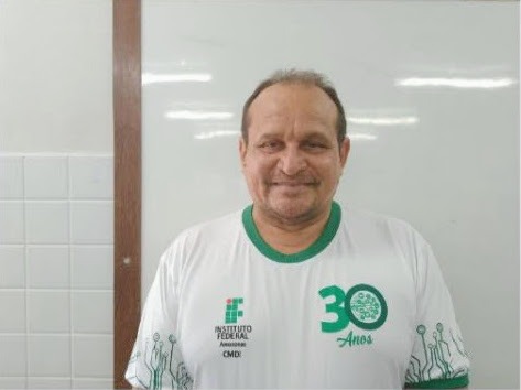 Prof. Gilberto vestido com a camisa de comemoração dos 30 Anos do IFAM - CMDI..jpeg