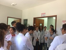 Professora Rejane Sousa realizando aula de Farmacologia e Terapêutica Veterinária para discentes do 4° período.