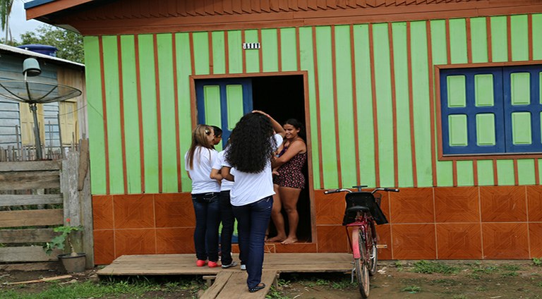 Panfletagem e conscientização dos moradores.