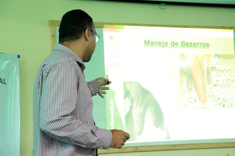 palestra manejo bezerro 2.JPG