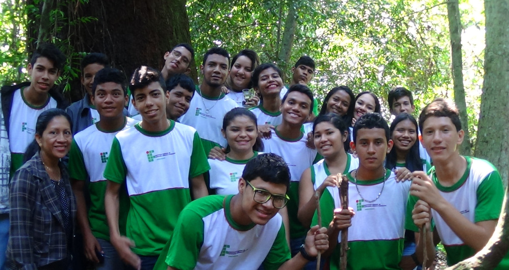 Professora de Biologia com alunos no Bosque do IFAM Campus Parintins