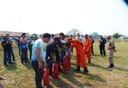 Bombeiros Militares orientando sobre extintor de incêncio em oficina 