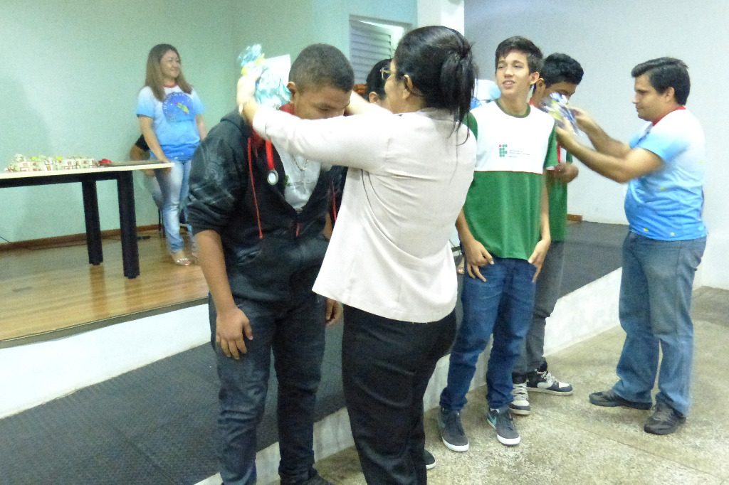 Rosângela Telma premiando alunos vencedores da II Mostra de Foguetes