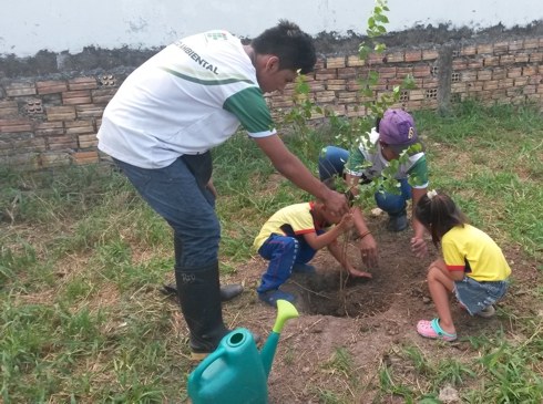 Plantio de árvores na creche Dom Alcimar Magalhães Caldas.jpg