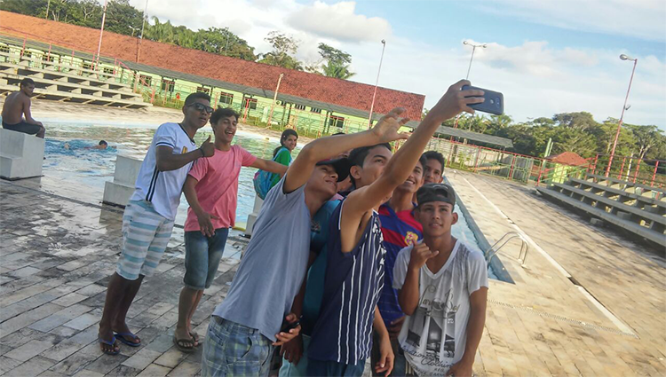 8. selfie na piscina do campus Coari durante confraternização.png