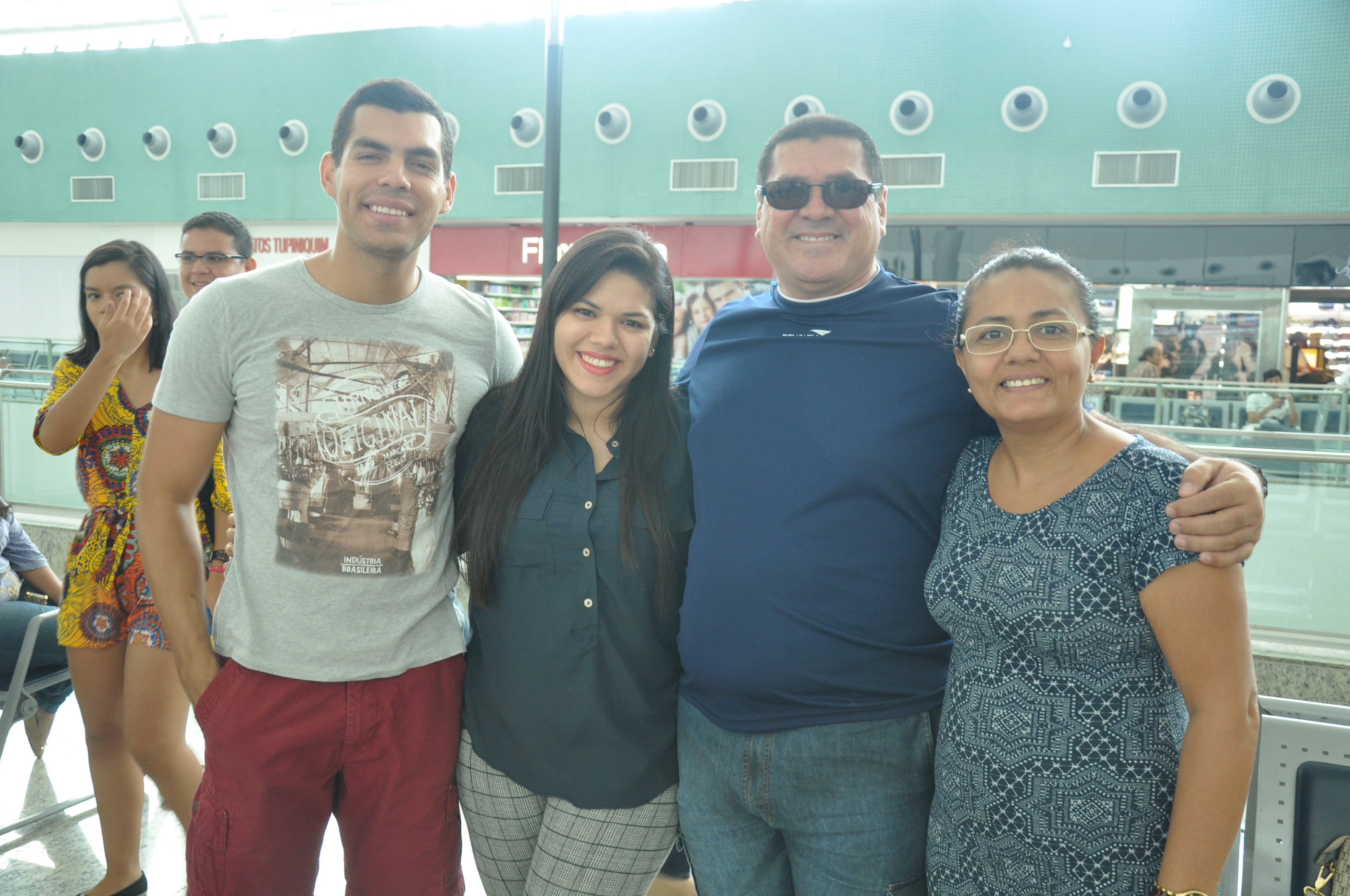 alunos no aeroporto indo para Portugal