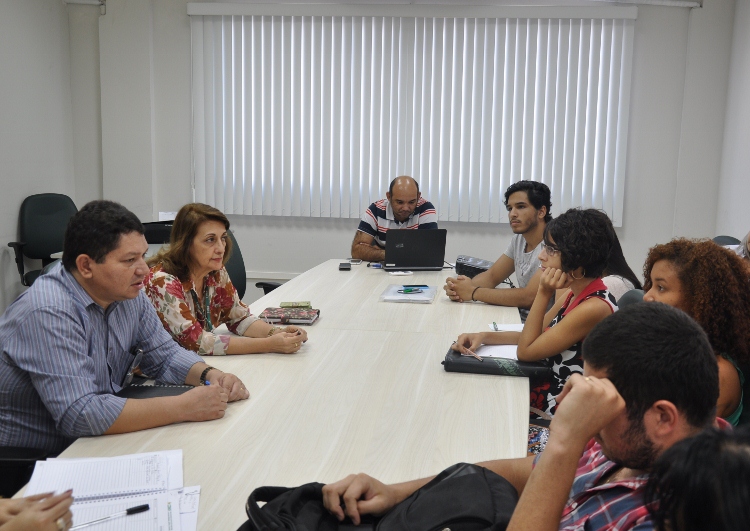 Reitor conversa com alunos selecionados