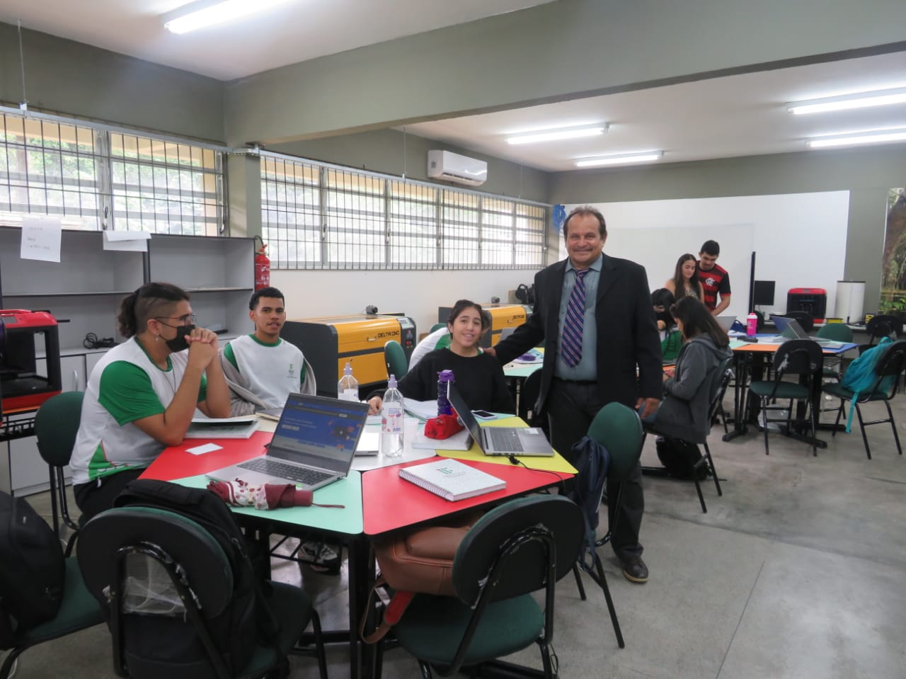 ESPAÇO  MAKER - RIVELINO LIMA.jpg