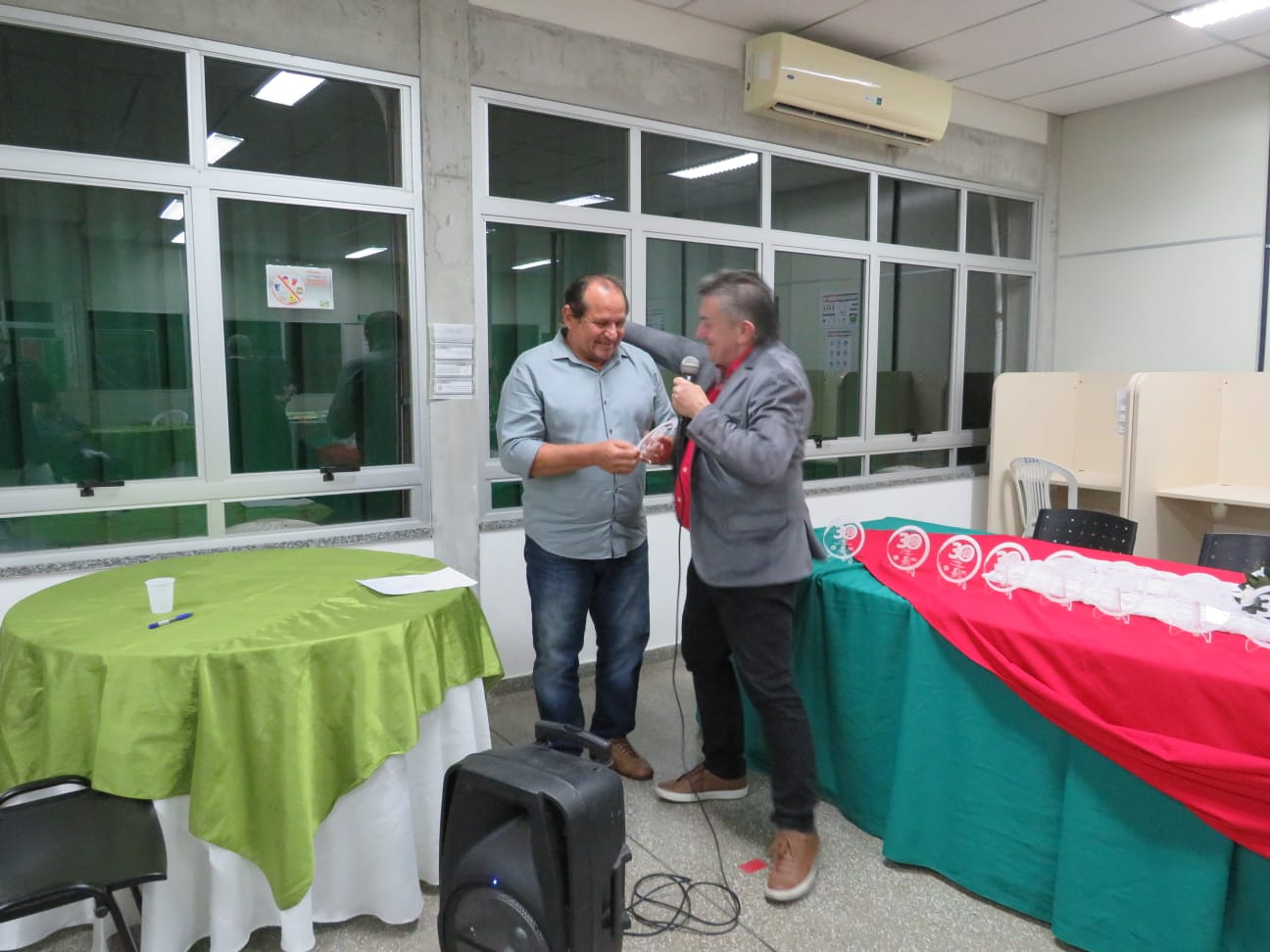 Homenagem do Diretor Geral - Nivaldo Rodrigues e Silva com a entrega da Placa de 30 Anos aos aposentados..jpeg