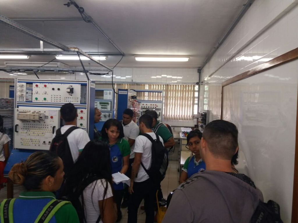10. Visita ao Laboratório de Automação.jpg