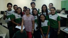 Profª Rayza, Coordenadora de Pesquisa, com os bolsistas de Iniciação Científica Jr. do Integrado Dholenno, Sarah, Marília, David, Angélica, Karen, Juliana Yamille, Victor, Alexandra e Valmerson