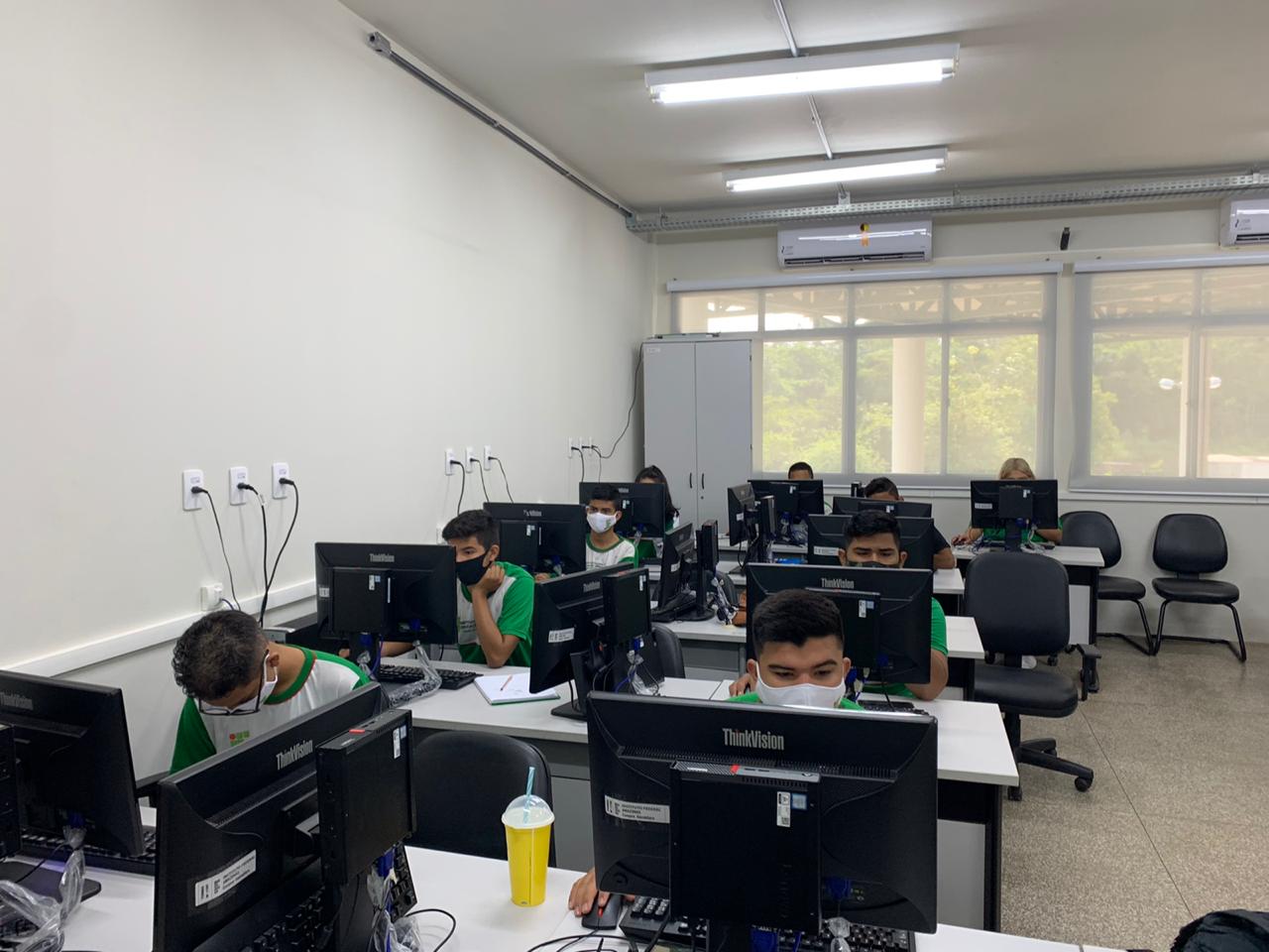 Discentes realizando a prova no laboratório de informática CITA (2).jpg