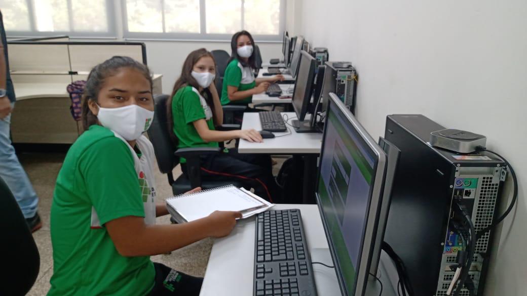 Discentes realizando a prova no laboratório de informática CITA (3).jpg