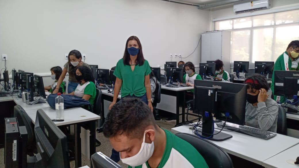 Equipe do projeto acompanhando a realização da prova.jpg