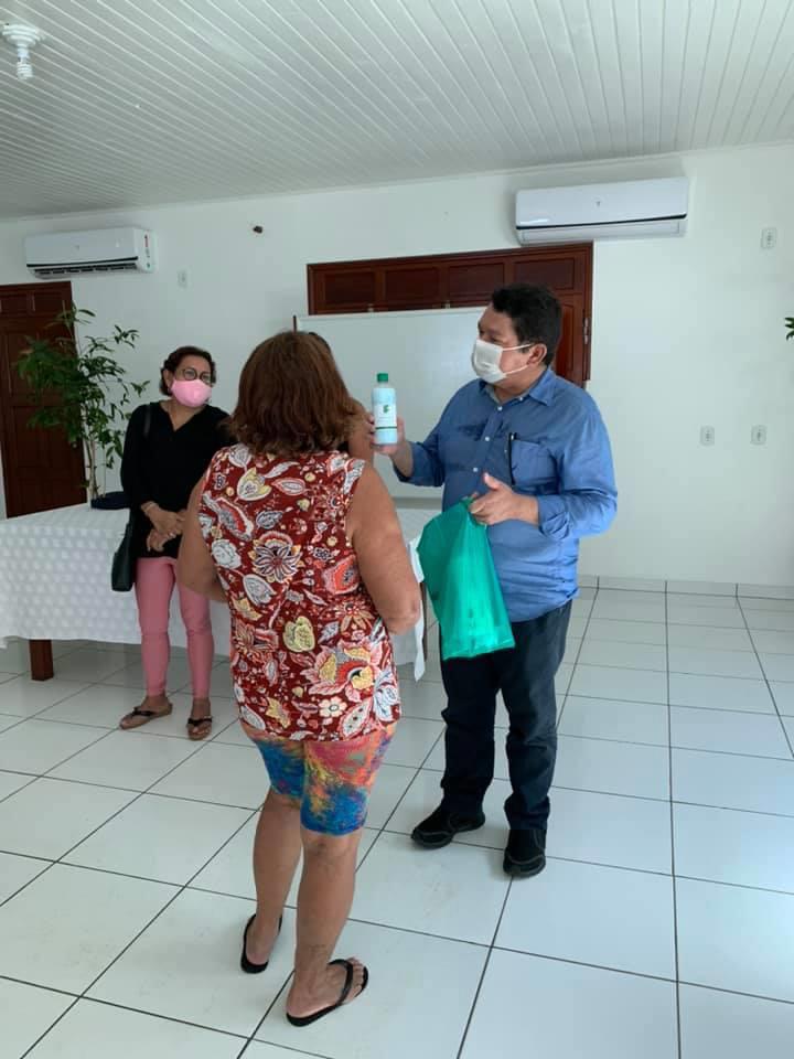 Entrega de kits aos comunitários.jpeg