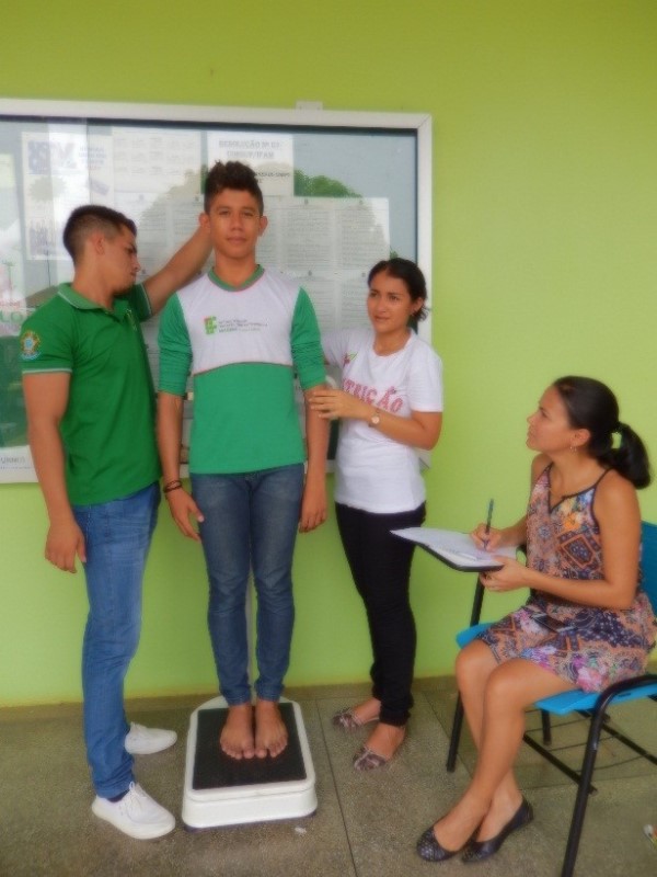 Pesagem e verificação da estatura de 285 alunos das turmas do integrado e 128 alunos das turmas do subsequente. 