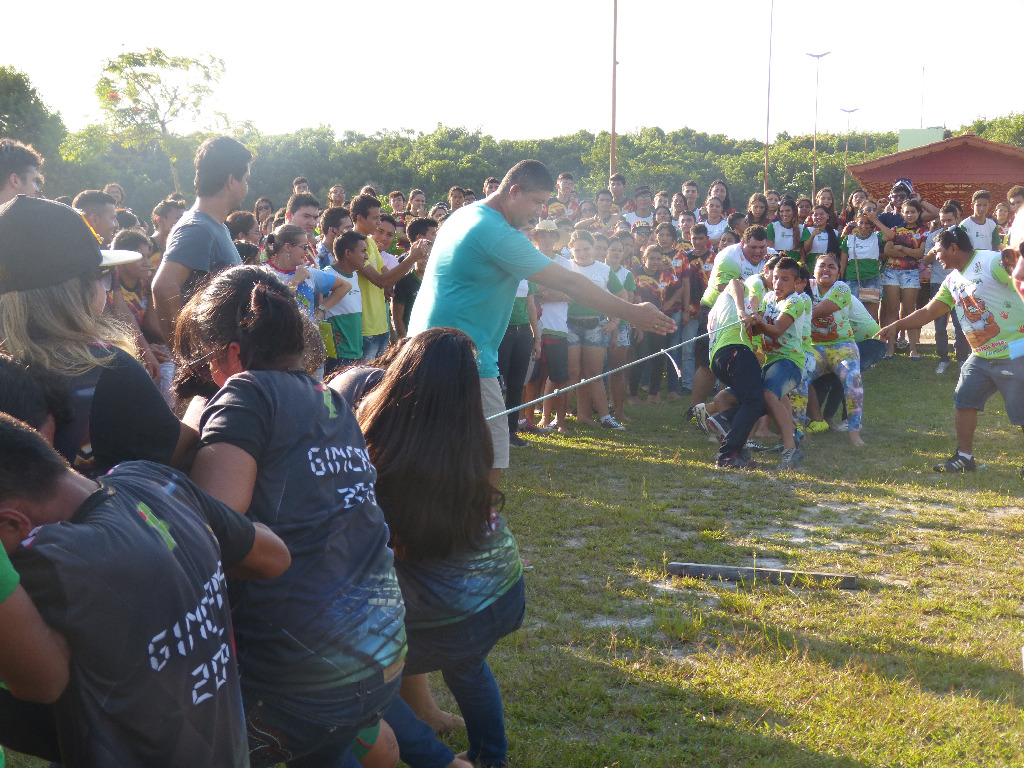 Alunos de Informática e Agropecuária na prova cabo de guerra