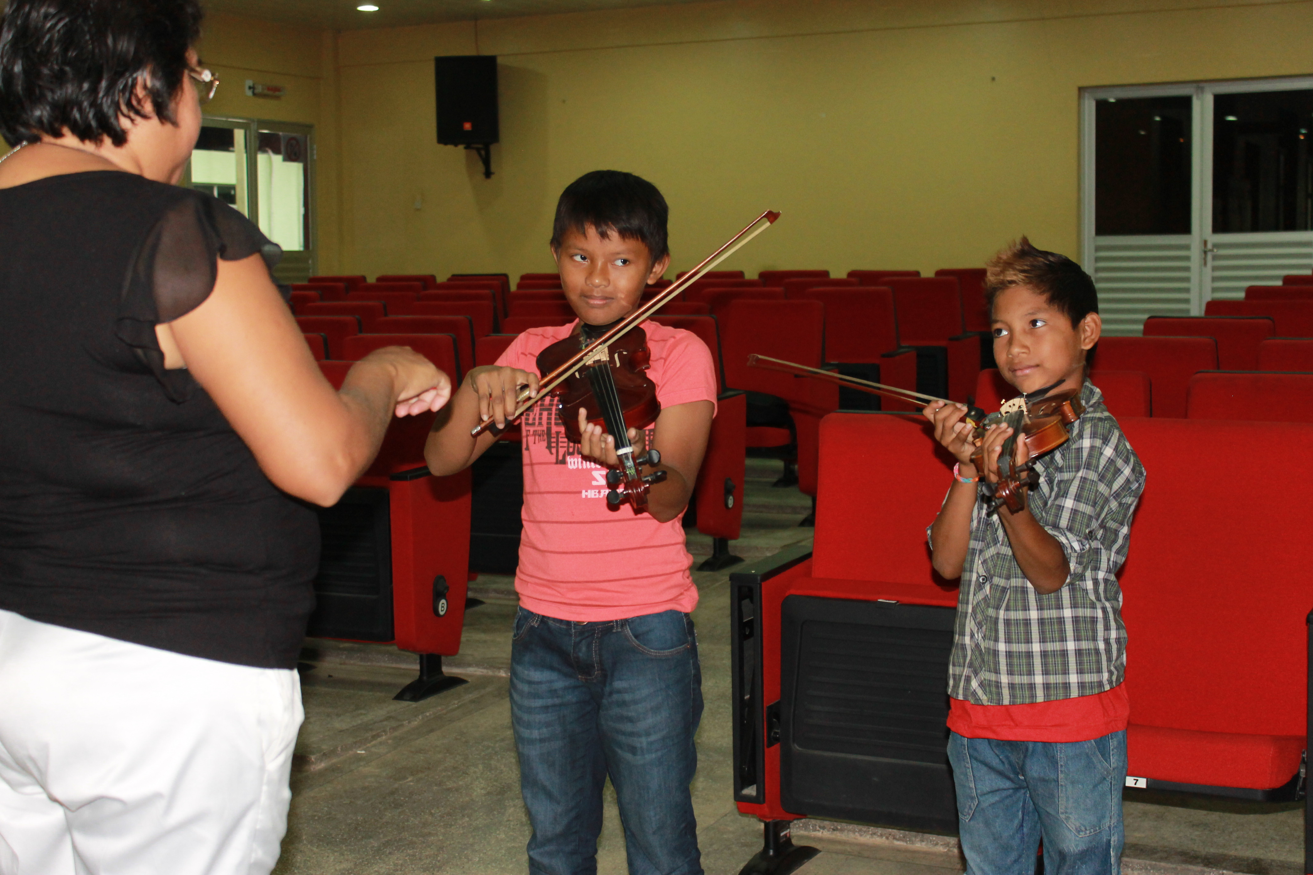 Professora Jeane Colares e alunos de Tabatinga_CRÉDITO J.Machado Registro 1316RJ.JPG